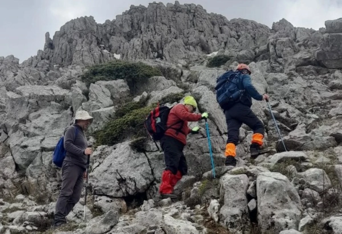19 Mayıs ruhuyla zirveye y&uuml;r&uuml;d&uuml;ler: Dağcılarından k&uuml;pe dağı tırmanışı