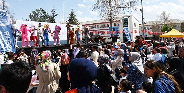 23 Nisan çocuk şenliği renkli etkinliklerle başladı