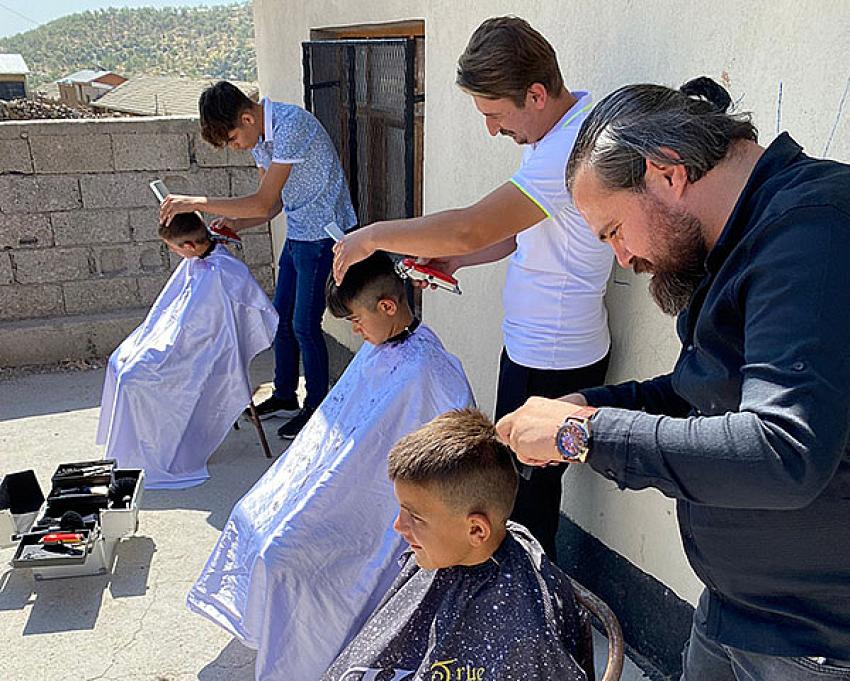 Konya’da berberler, öğrencileri ücretsiz tıraş etti