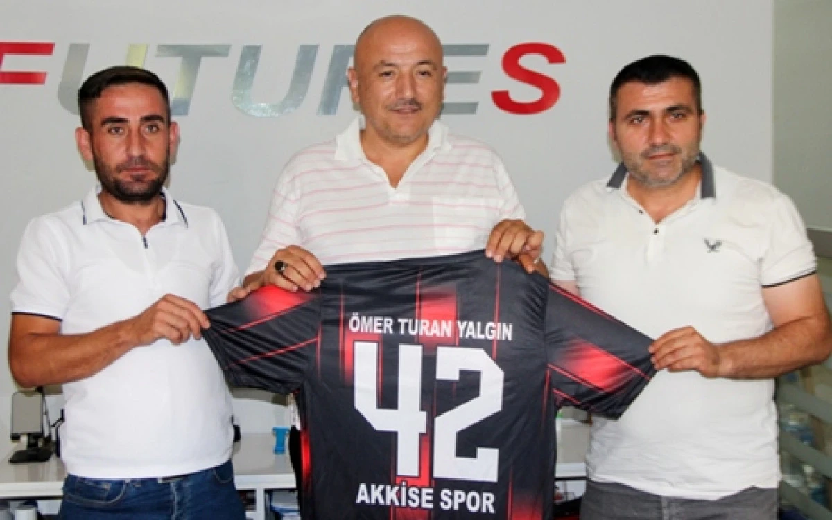 Akkise spor yönetimi Ö.Turan Yalgın’a forma hediye etti
