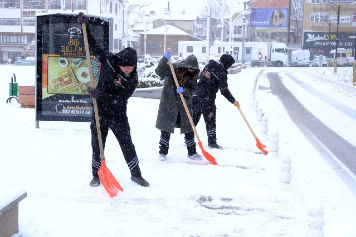 Akşehir belediyesinden kar ve buzlanmaya karşı m&uuml;cadele!