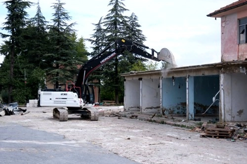Akşehir G&ouml;l&ccedil;ayır hali yıkılıyor. Yerine modern tarımsal tesis kurulacak