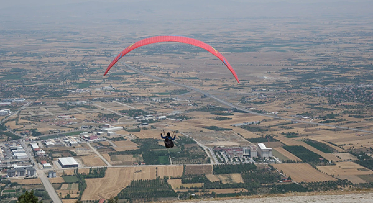 Akşehir’de yamaç paraşüt yarışması başladı