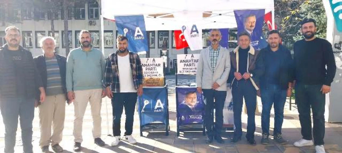 Anahtar Parti sahada: Halkla buluşma standı ilgi gördü