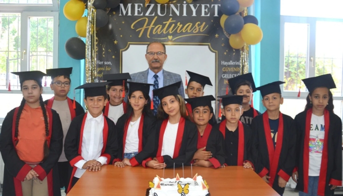 Asırlık Eğitim &Ccedil;ınarı Nesrin ve Ayşeg&uuml;l Kardeşler İlkokulu 99. mezunlarını verdi