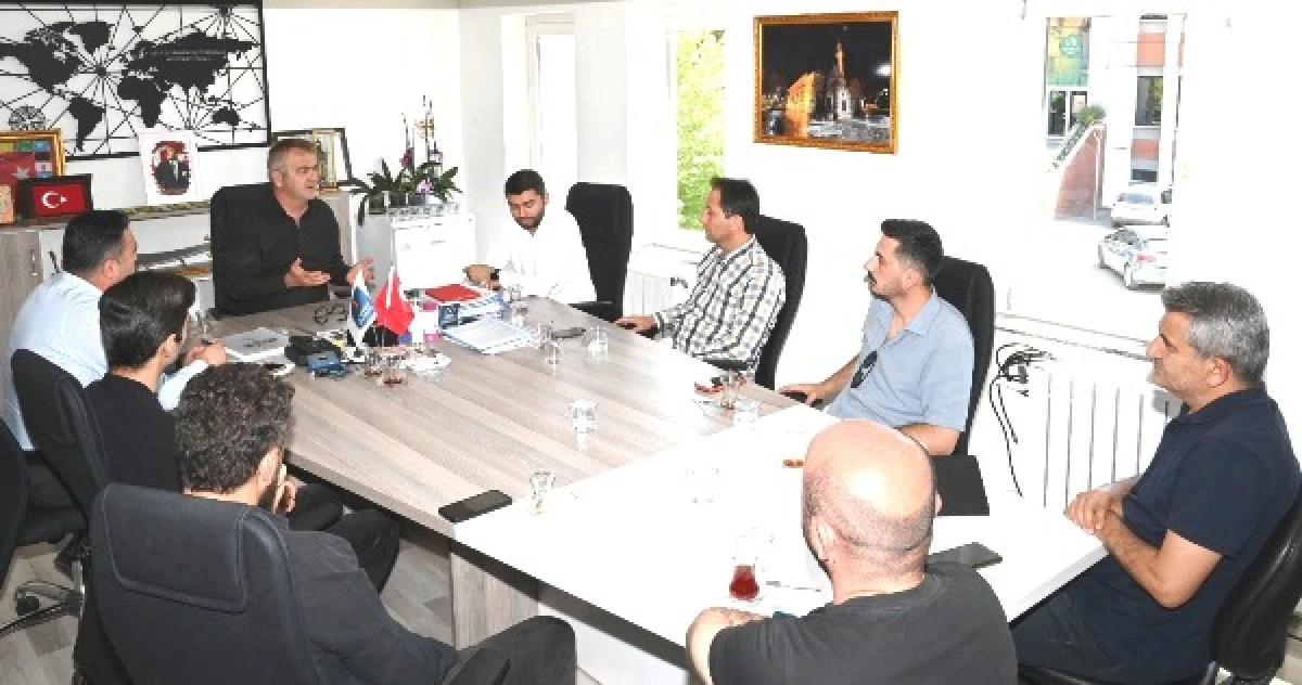 Başkan Ustaoğlu, harita m&uuml;hendisleriyle istişare toplantısında bir araya geldi