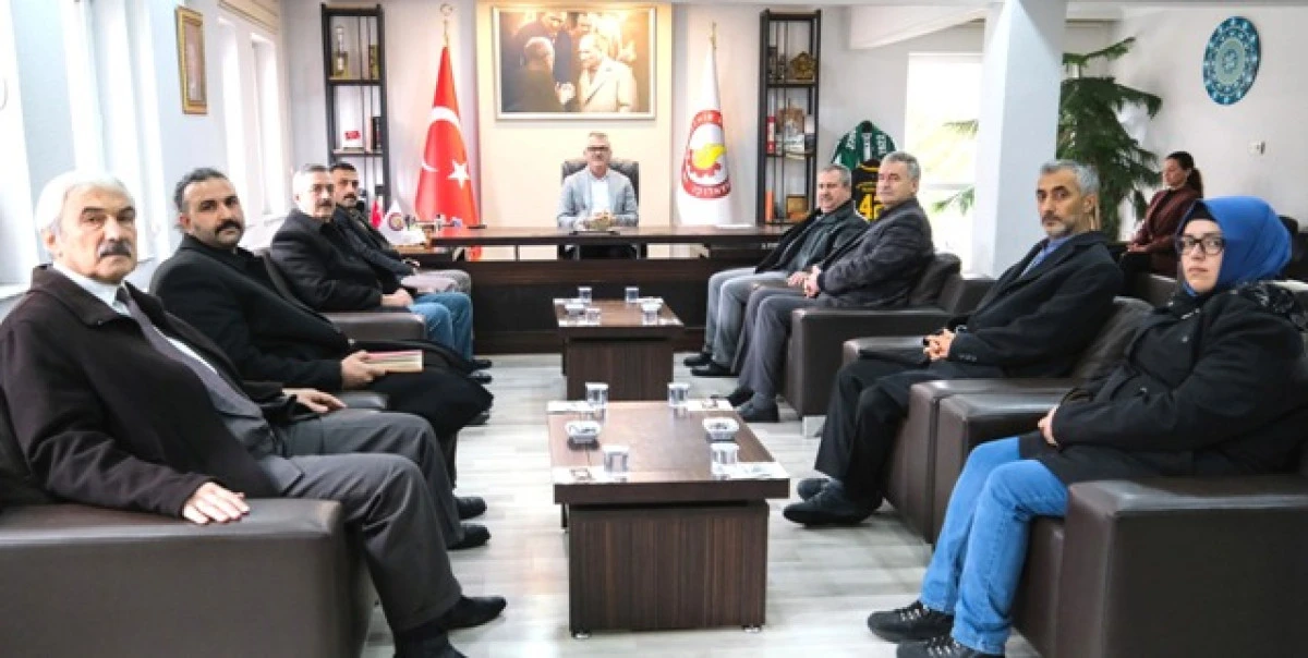 Başkan Ustaoğlu siyasi parti il&ccedil;e başkanları ile bir araya geldi