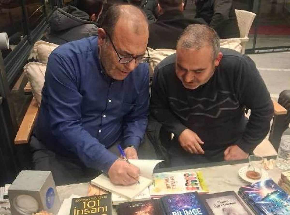Baş&ouml;ğretmen Yazar L&uuml;tfi Şahin, Cihanbeyli&rsquo;de yoğun katılımlı imza g&uuml;n&uuml;