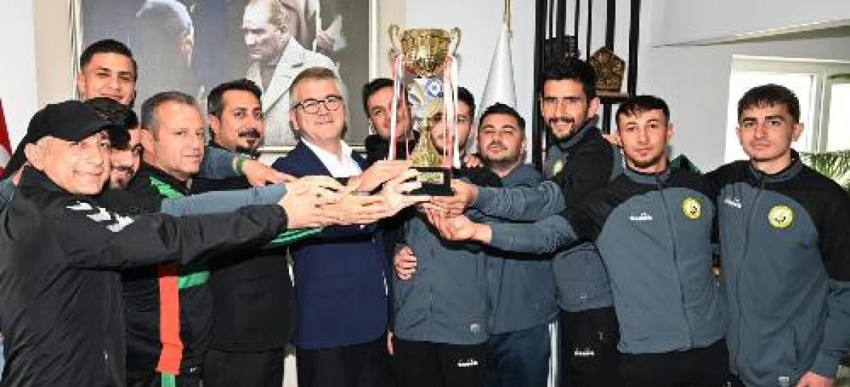 Belediye başkanı Ustaoğlu, şampiyon futbolcuları tebrik etti