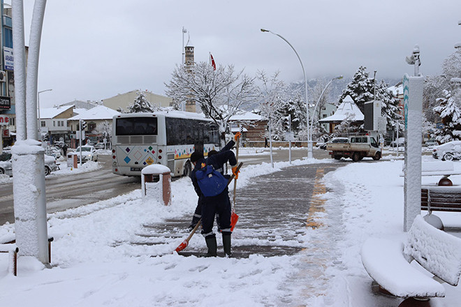 Belediye ekipleri kar temizleme çalışmaları 