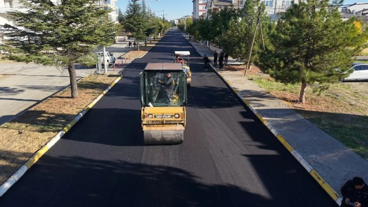 Belediye ekipleri, sıcak asfalt sarimiyle ilçede yolları yeniliyor
