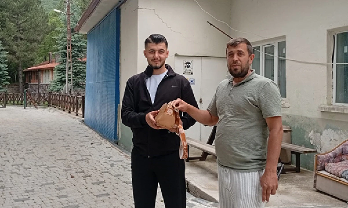 Çanta içerisinde altın ve döviz buldu sahibine teslim etti 