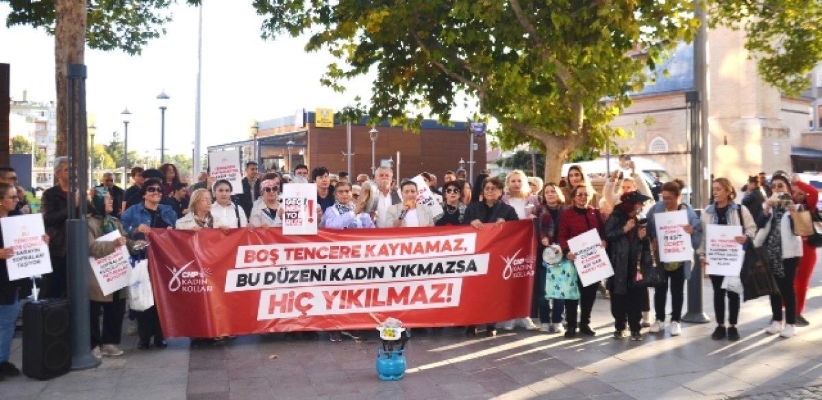 CHP’li kadınlardan, boş tencereli eylem