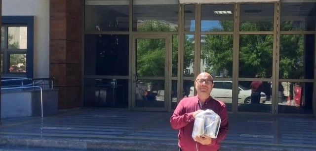 Cihanbeyli'de Eğitimci yazar L&uuml;tfi Şahin eserlerini hastaneye bağışladı!