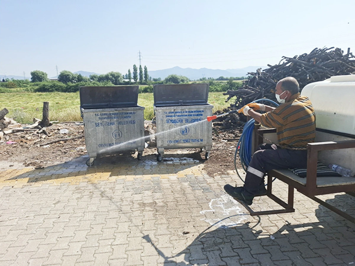 Çöp konteynırları dezenfekte ediliyor 