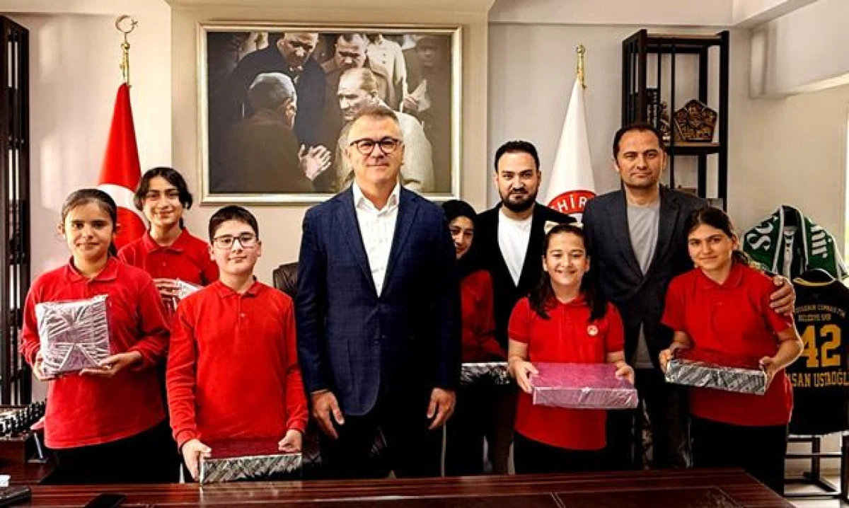 D&uuml;zenli kitap okuyanlar belediye başkanından &ouml;d&uuml;llerini aldı