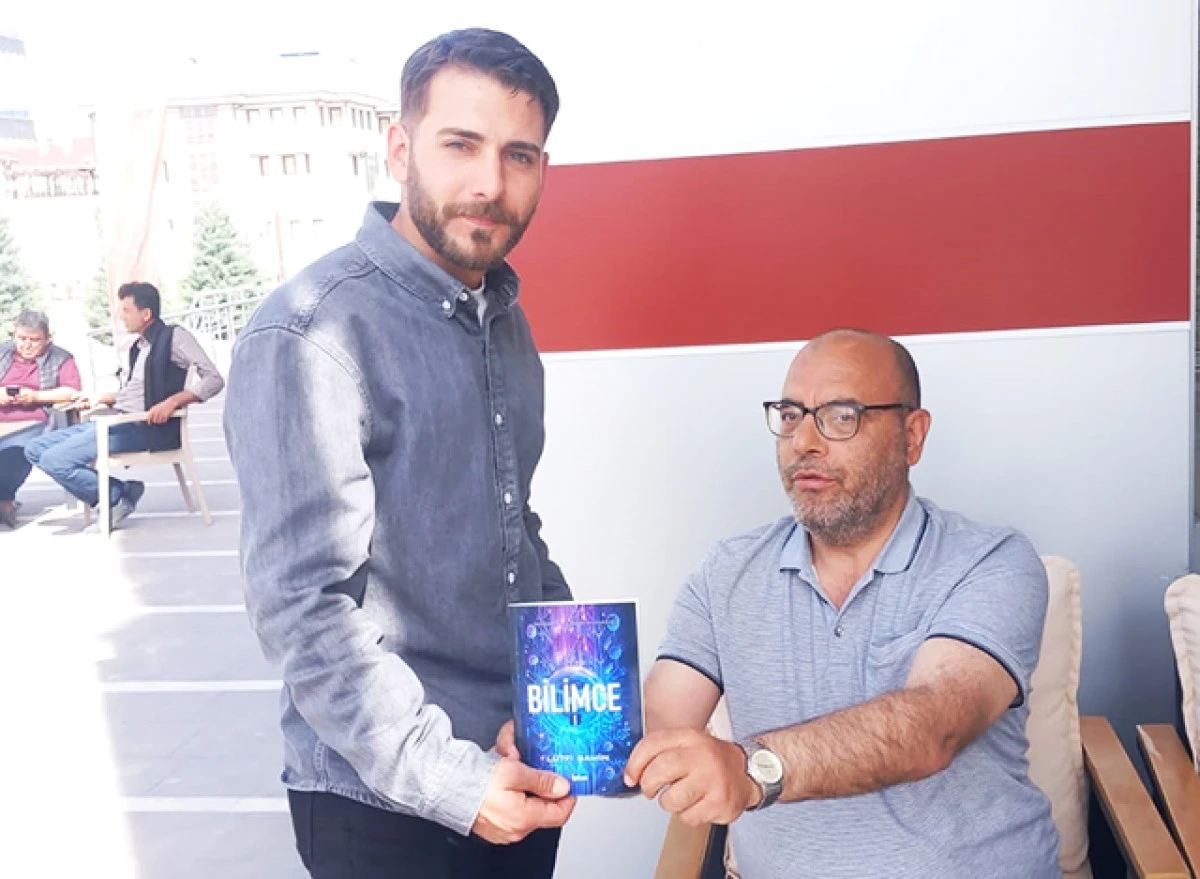 Eğitimci yazar Lütfi Şahin, imza günü düzenledi