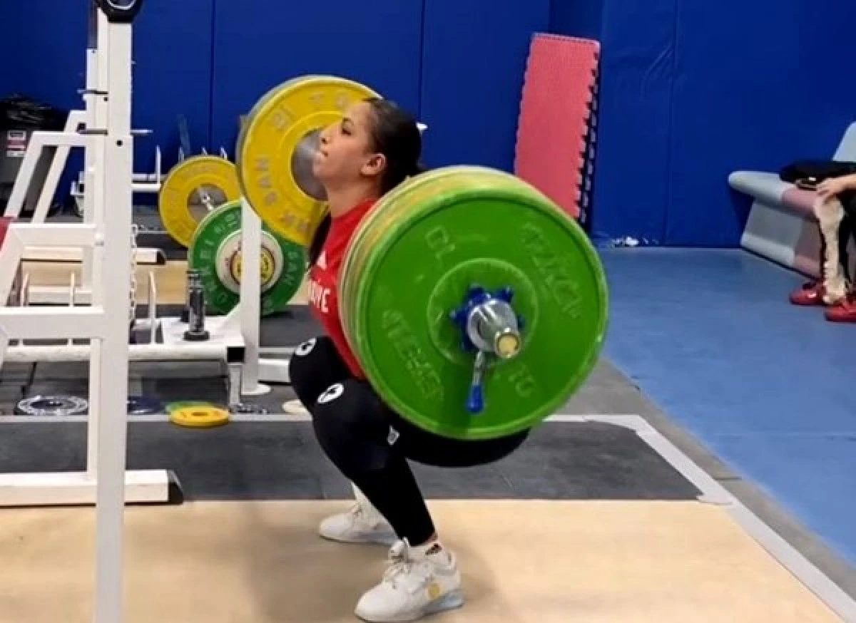 Gen&ccedil; sporcu Merve İlden, halterde Avrupa &uuml;&ccedil;&uuml;nc&uuml;s&uuml; oldu