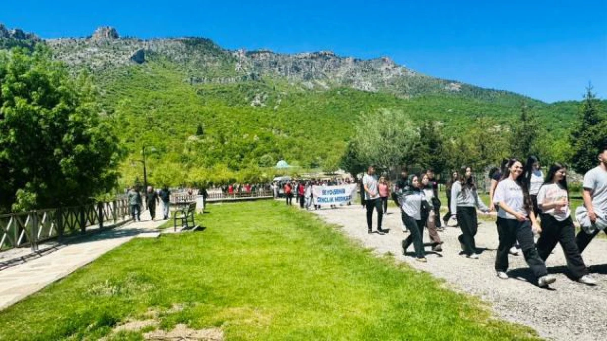 Gen&ccedil;lik haftasında kuğulu park&rsquo;ta coşkulu y&uuml;r&uuml;y&uuml;ş