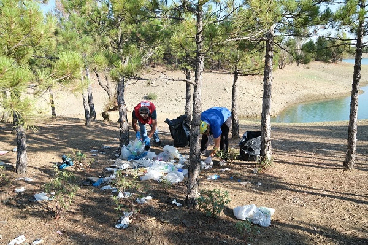 Gökçehüyük baraj göleti çevresinde 5 ton atık toplandı