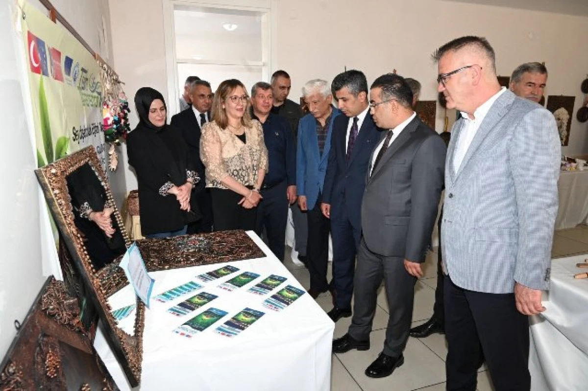 G&ouml;n&uuml;lden ellere temasıyla hazırlanan yılsonu sergisi ve &ouml;ğrenme şenliği b&uuml;y&uuml;k ilgi g&ouml;rd&uuml;