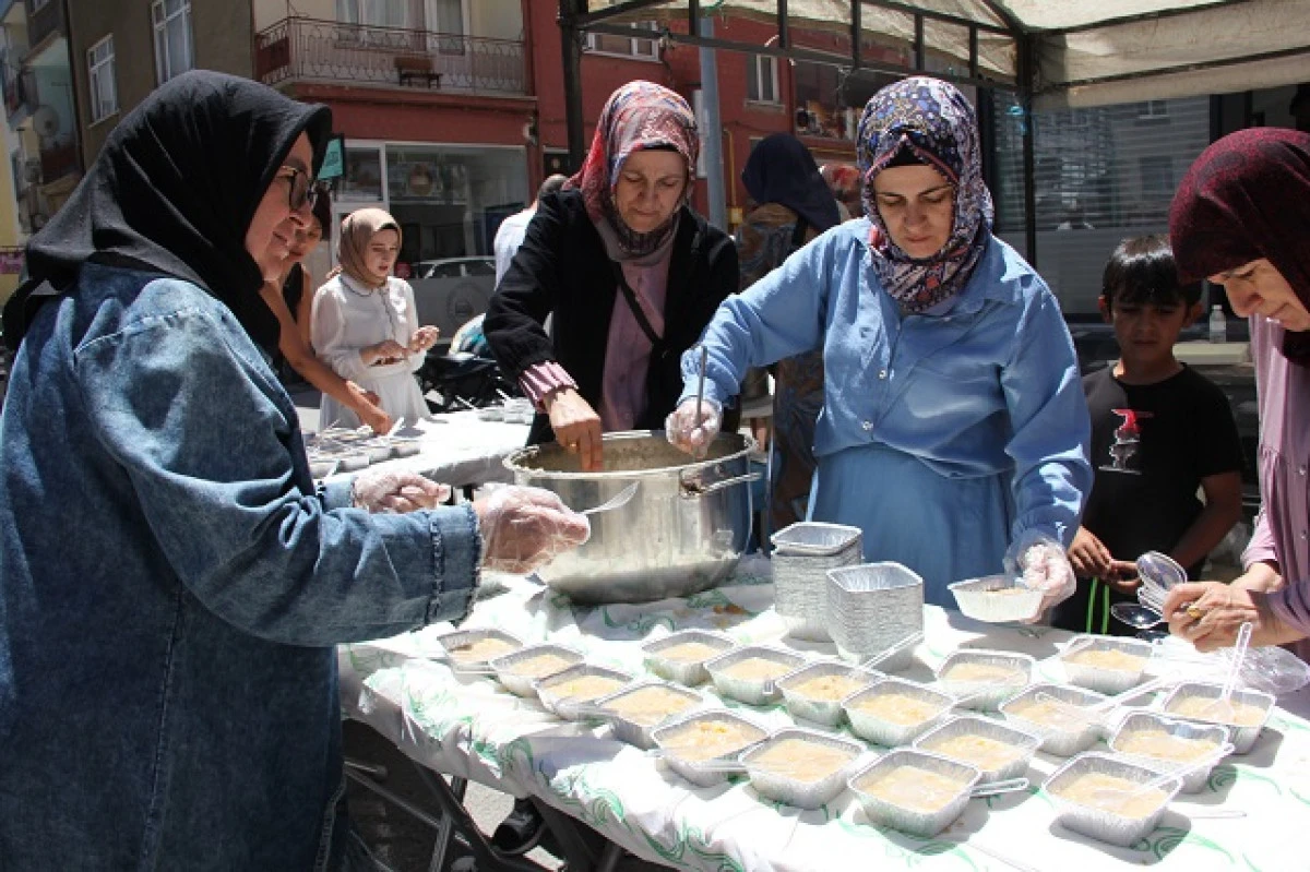 Hacıseyitali mahallesi esnafları geleneksel aşure günü düzenledi