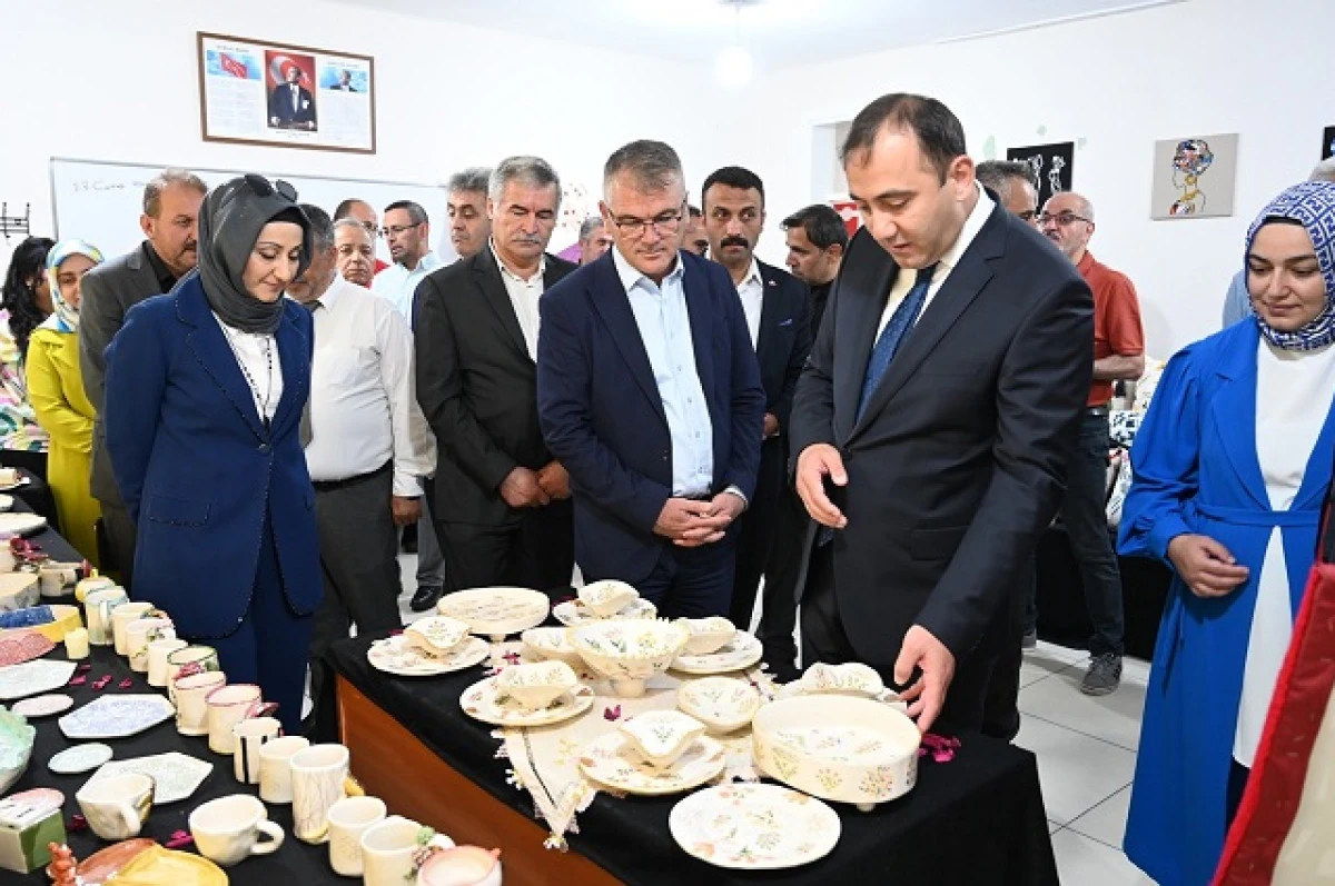 Halk eğitimde el emeği ürünler sergilendi