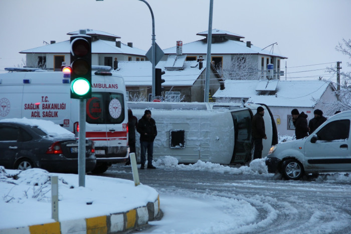 İki işçi servis minibüsü çarpıştı:14 kişi yaralandı