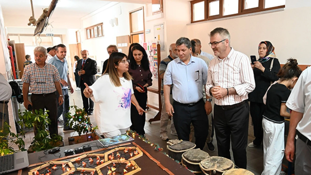 İmam hatip ortaokulunda bilim ve sanat sergisi açıldı