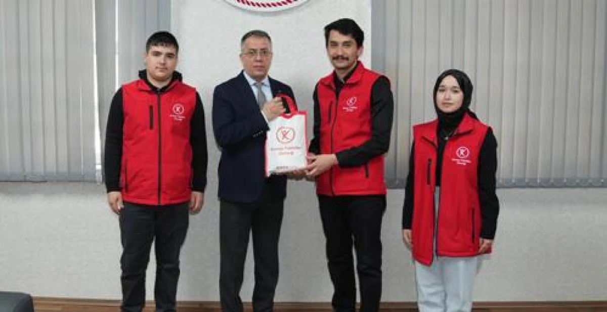 Kırmızı yelekliler derneğinden Konya il m&uuml;d&uuml;r&uuml; &Ccedil;intimar&rsquo;a ziyaret