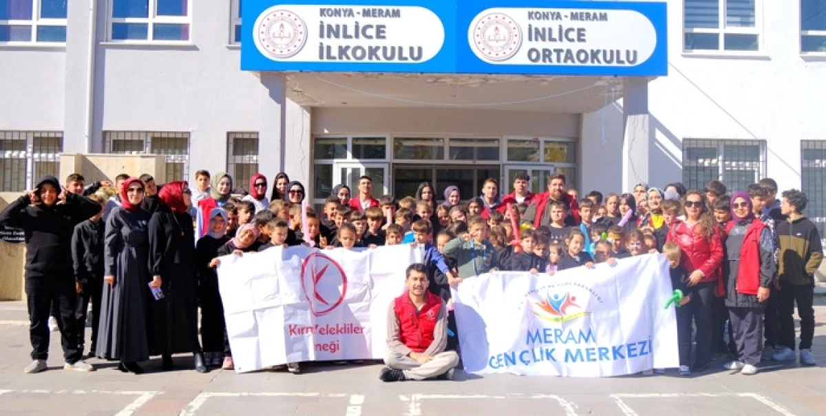 Kırmızı yelekliler, öğrencilere cumhuriyet coşkusu yaşattı