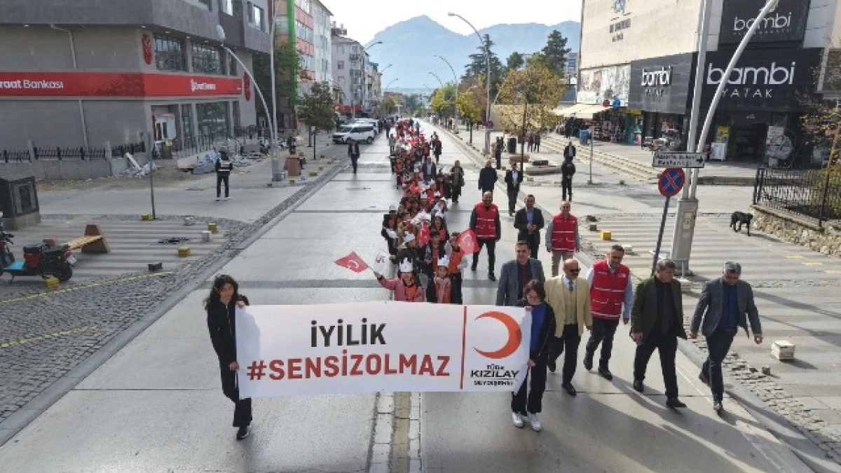 Kızılay Haftası’nda iyilik için yürüdüler