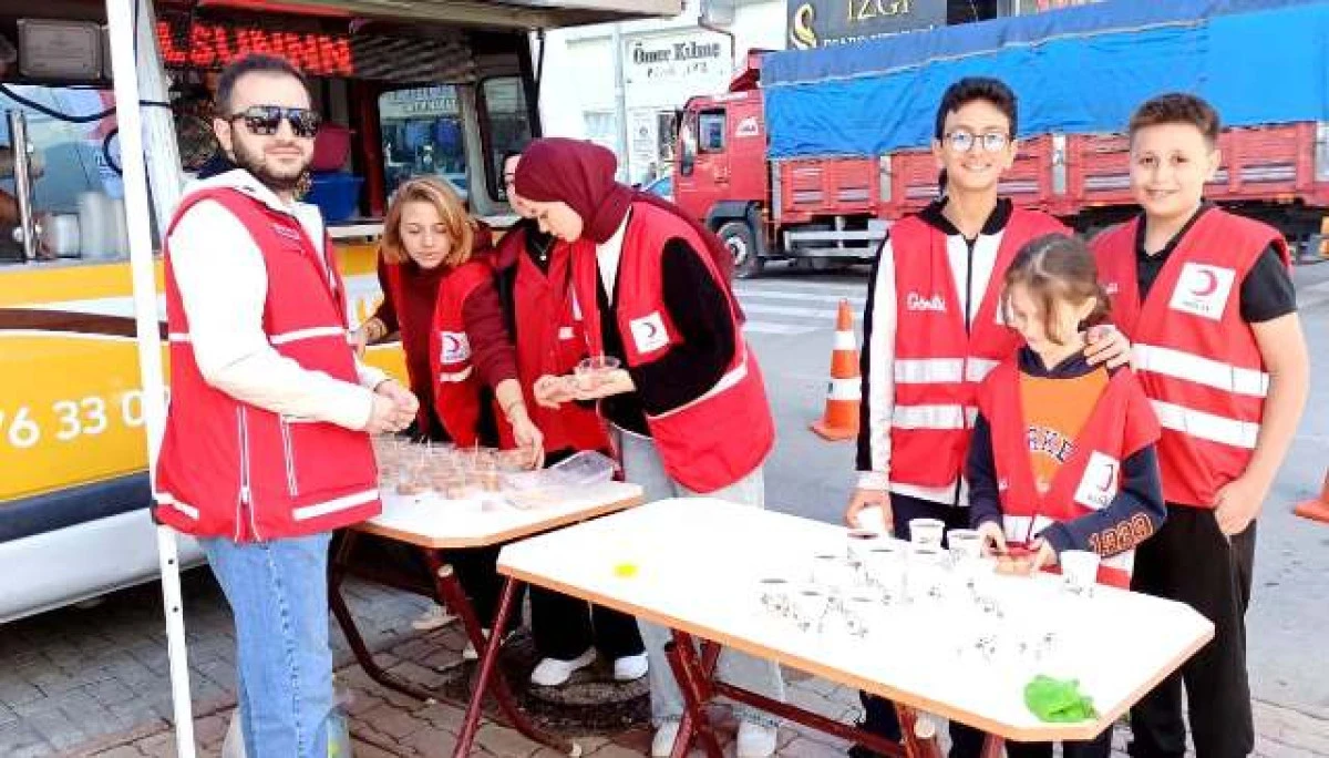 Kızılay Şubesi’nden vatandaşlara lokma tatlısı ikramı