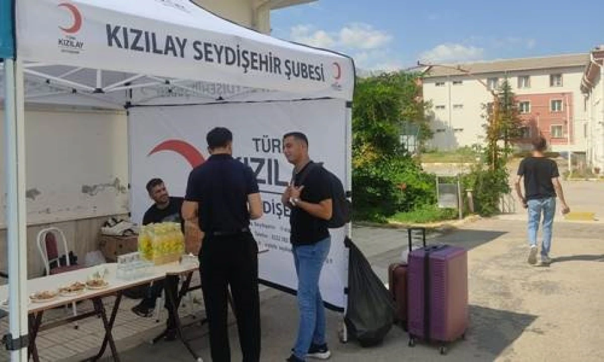Kızılay yeni kayıt yaptıran öğrencilere ikramda bulundu!