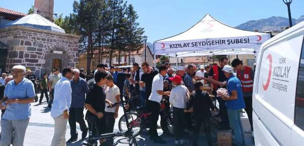Kızılay’dan vatandaşı sıcaklara karşı serinleten ikram 