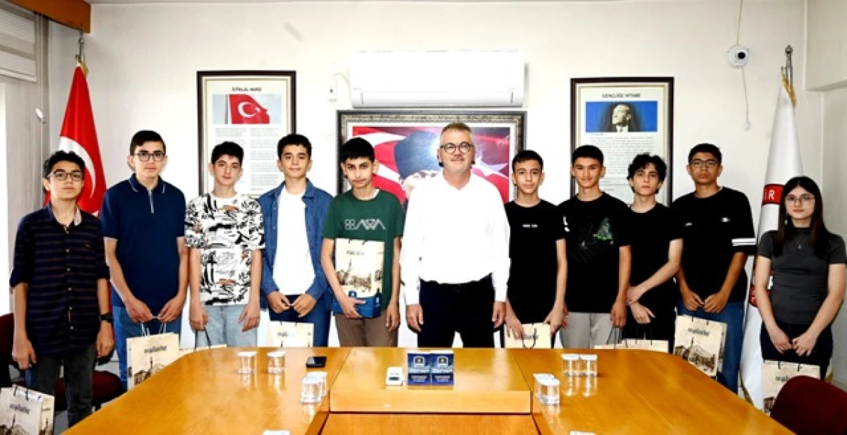 LGS'de b&uuml;y&uuml;k başarı! Başkan Ustaoğlu, Seydişehir'in gururu &ouml;ğrencileri &ouml;d&uuml;llendirdi