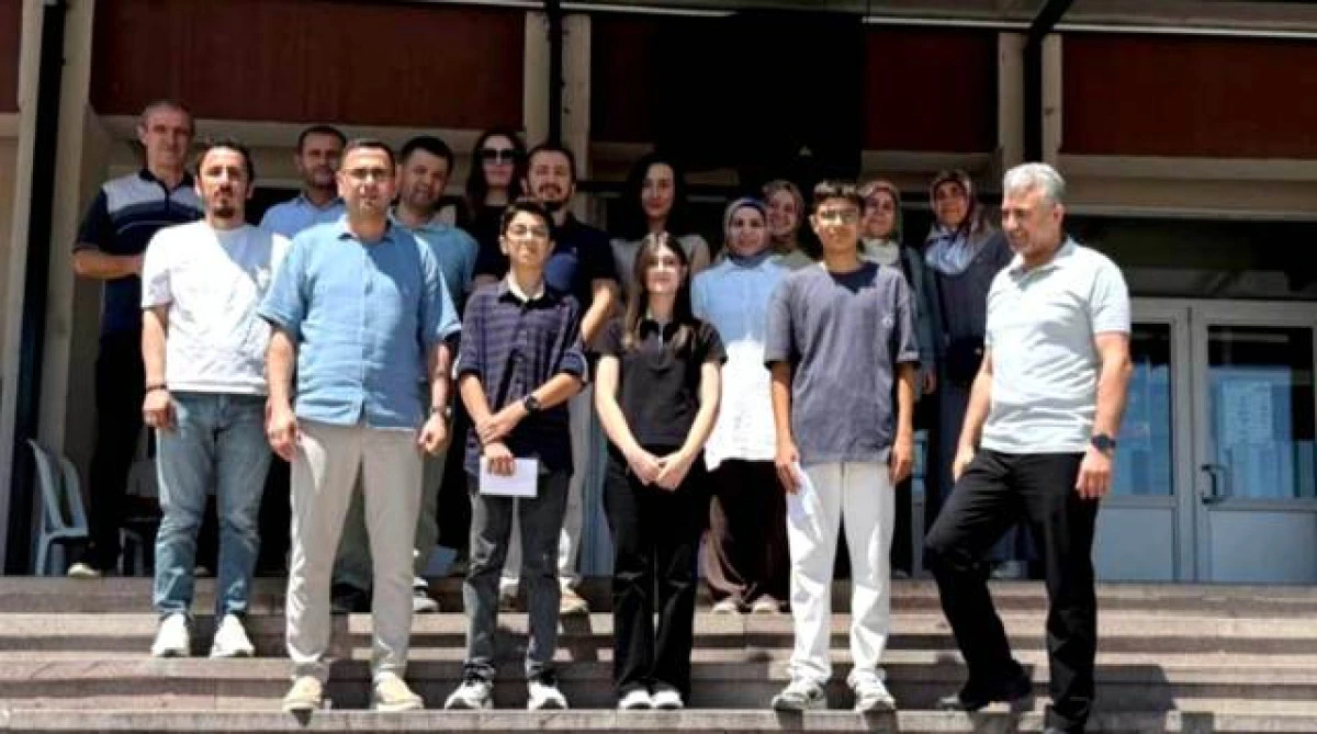 Mahmut Esat Ortaokulu'ndan LGS başarısına &ouml;d&uuml;l: il&ccedil;e derecesi yapan &ouml;ğrenciler &ouml;d&uuml;llendirildi