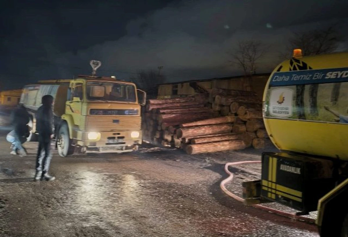 Marangozlar sanayi sitesinde &ccedil;ıkan yangın maddi hasara neden oldu