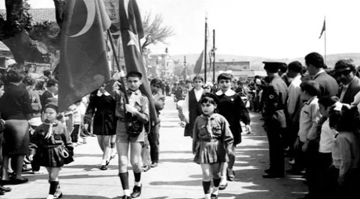 Mill&icirc; h&acirc;kimiyet ve &ccedil;ocuk bayramının ortaya &ccedil;ıkışı