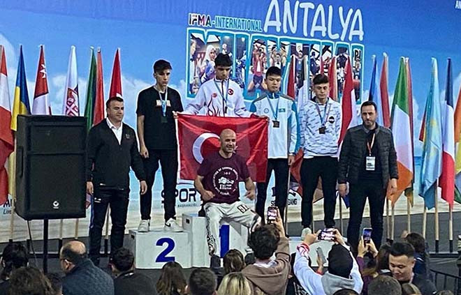 Muaythai sporcusu Sude Koyuncu Antalya müsabakalarında şampiyon oldu