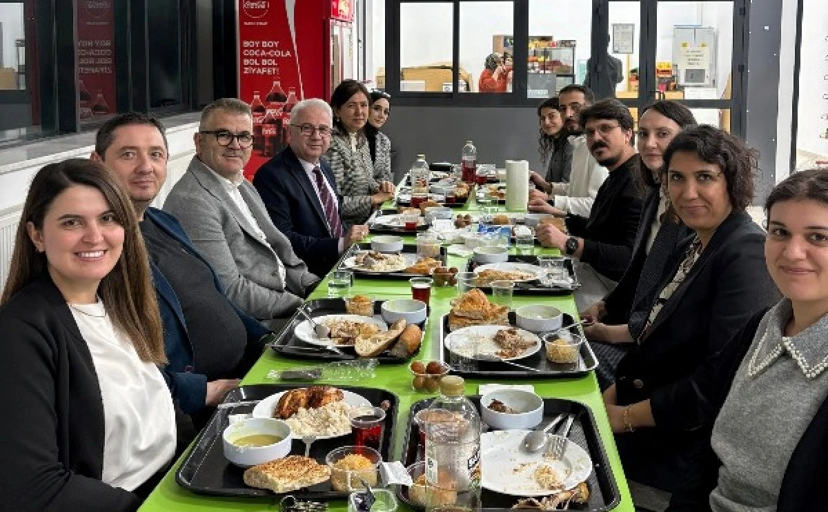 NE&Uuml;&rsquo;de &ouml;ğrenciler ve akademisyenler iftarda buluştu
