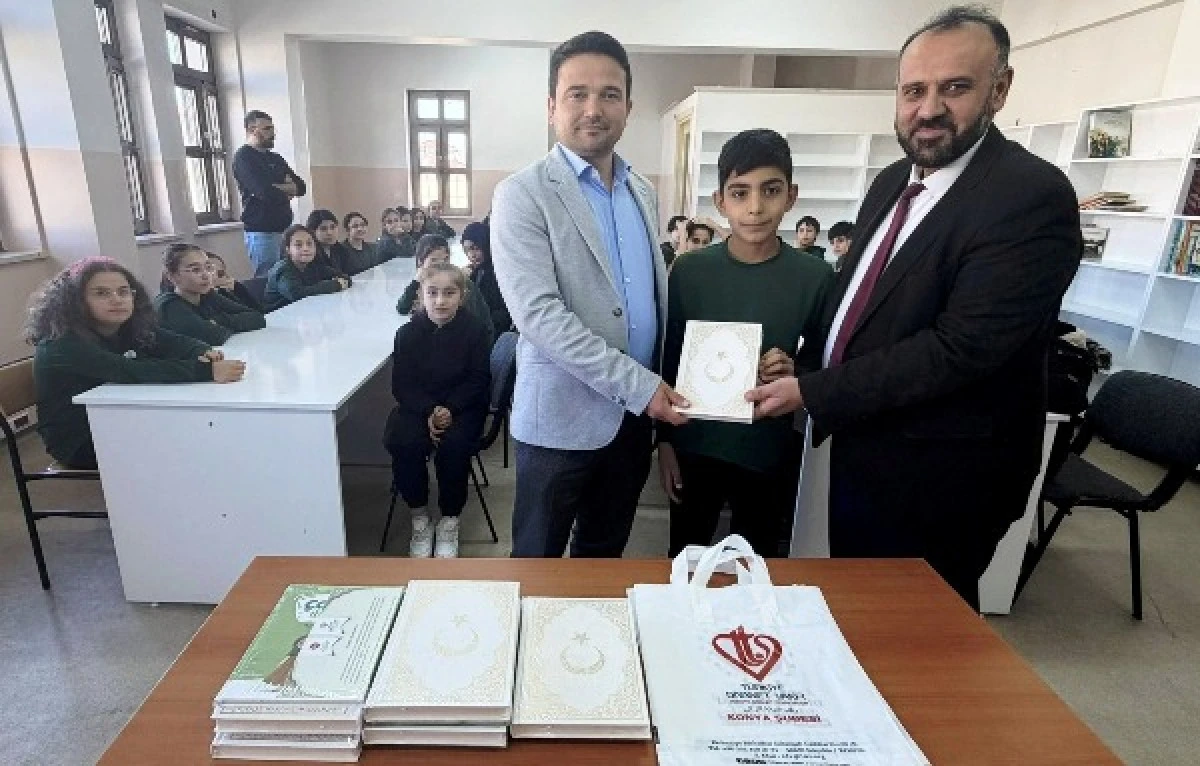 &Ouml;ğrencilere Kur&rsquo;an-ı Kerim dağıtımı ger&ccedil;ekleştirildi