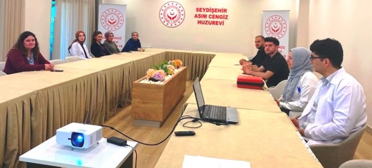 Sağlıklı hayat merkezinden huzurevi personeline t&uuml;t&uuml;n bağımlılığı semineri