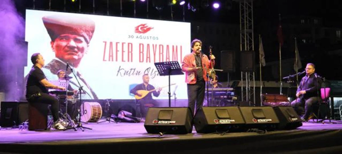 Sanatçısı Uğur Önür, yurttaşlara unutulmaz bir gece yaşattı