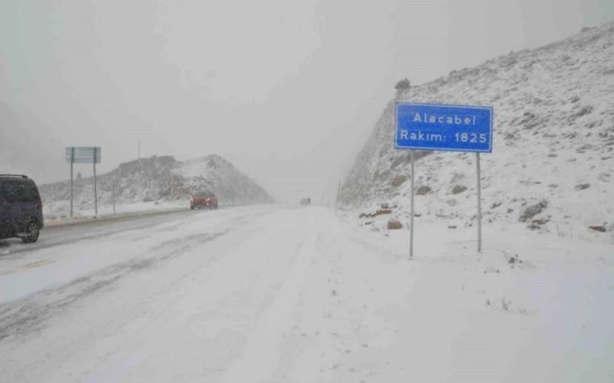 Seydişehir &ndash; Akseki yolunun Alacabel mevkiinde kar yağışı 