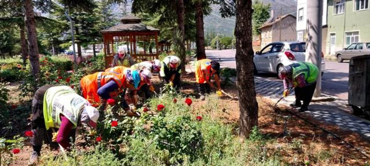 Seydişehir&rsquo;de yeşil alanlarda yaz bakımı s&uuml;r&uuml;yor: Yabani otlar temizleniyor