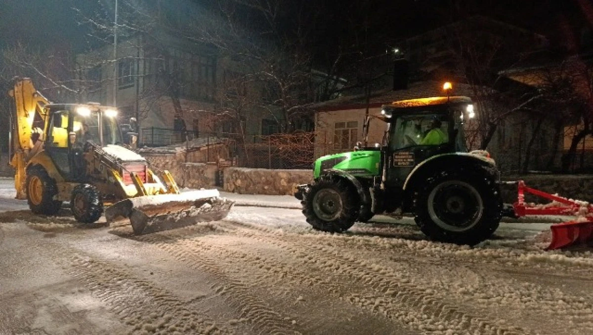 Seydişehir&rsquo;e ilk karın yağmasıyla birlikte kar temizleme başladı