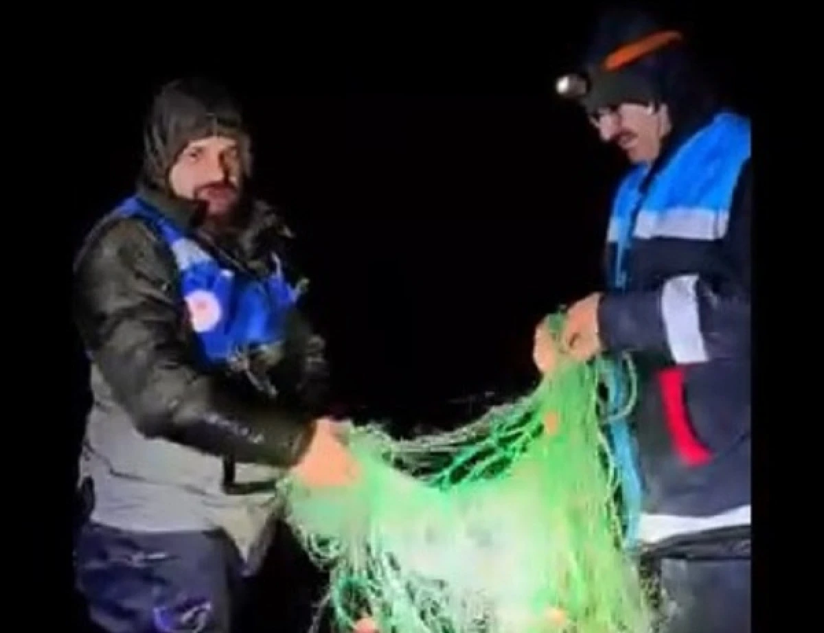 Suğla g&ouml;l&uuml;nde ka&ccedil;ak avcılığa ge&ccedil;it yok: 800 metrelik sahipsiz ağ imha edildi