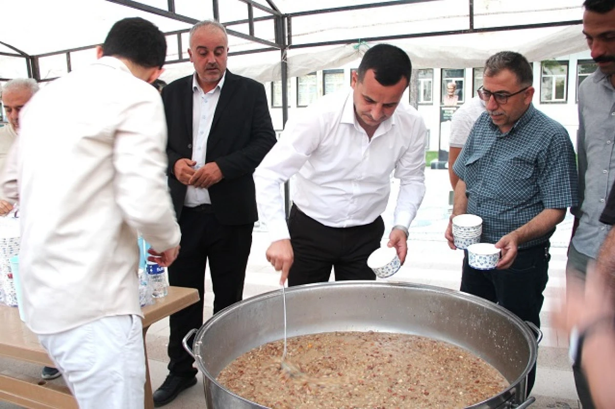 Ülkü Ocakları üyeleri aşure dağıttı