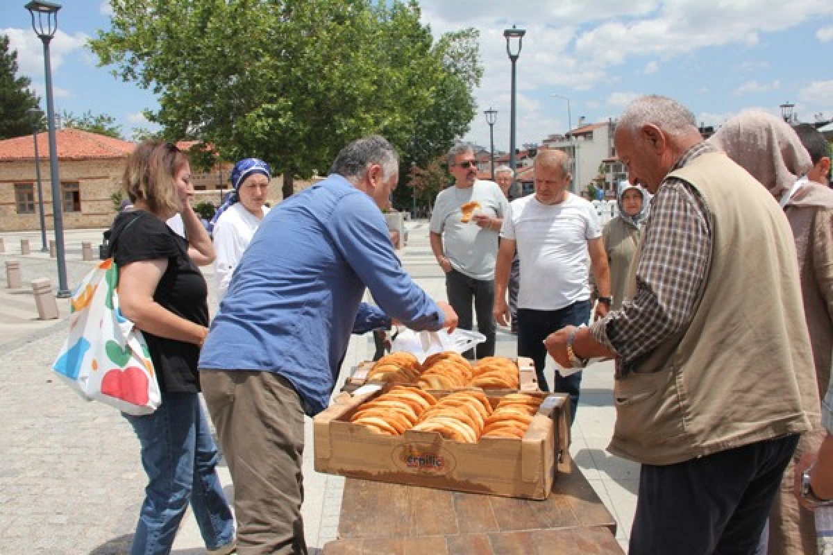 &Uuml;n&uuml;var ailesinden anlamlı vefa: Emine &Uuml;n&uuml;var dualarla anıldı